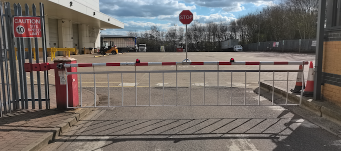 Old Newgate C2 Barrier from 1992. Upgarde inverter, new counterweights, 5M skirt and our lightweight 1M hign sign.