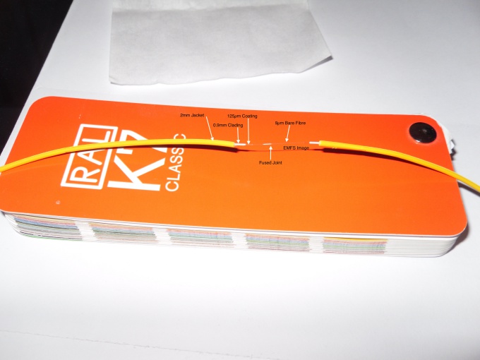 A close look at a Singlemode 9/125µm or 0.009/0.125mm fused spliced optic fibre.